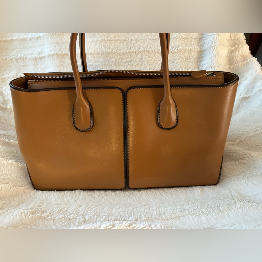 Tod’s of London D Styling purse. Calfskin leather.